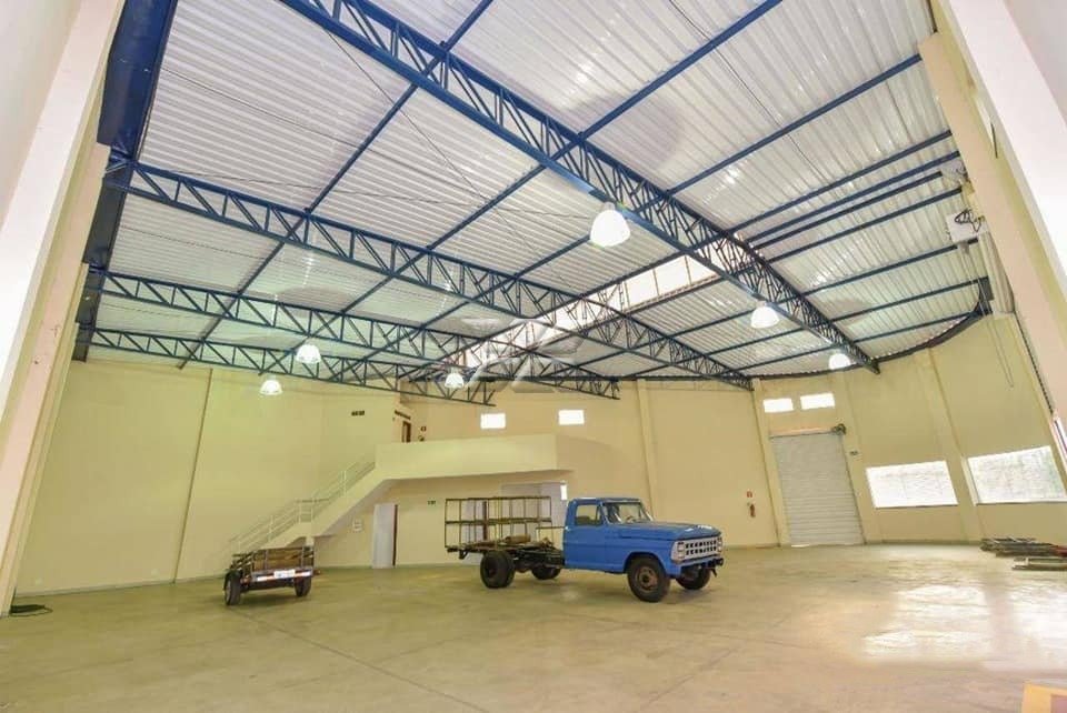 Piso industrial e estrutura metálica com telha sanduíche