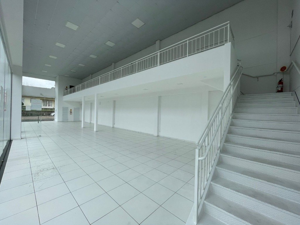 Sala e escada com acesso mezanino