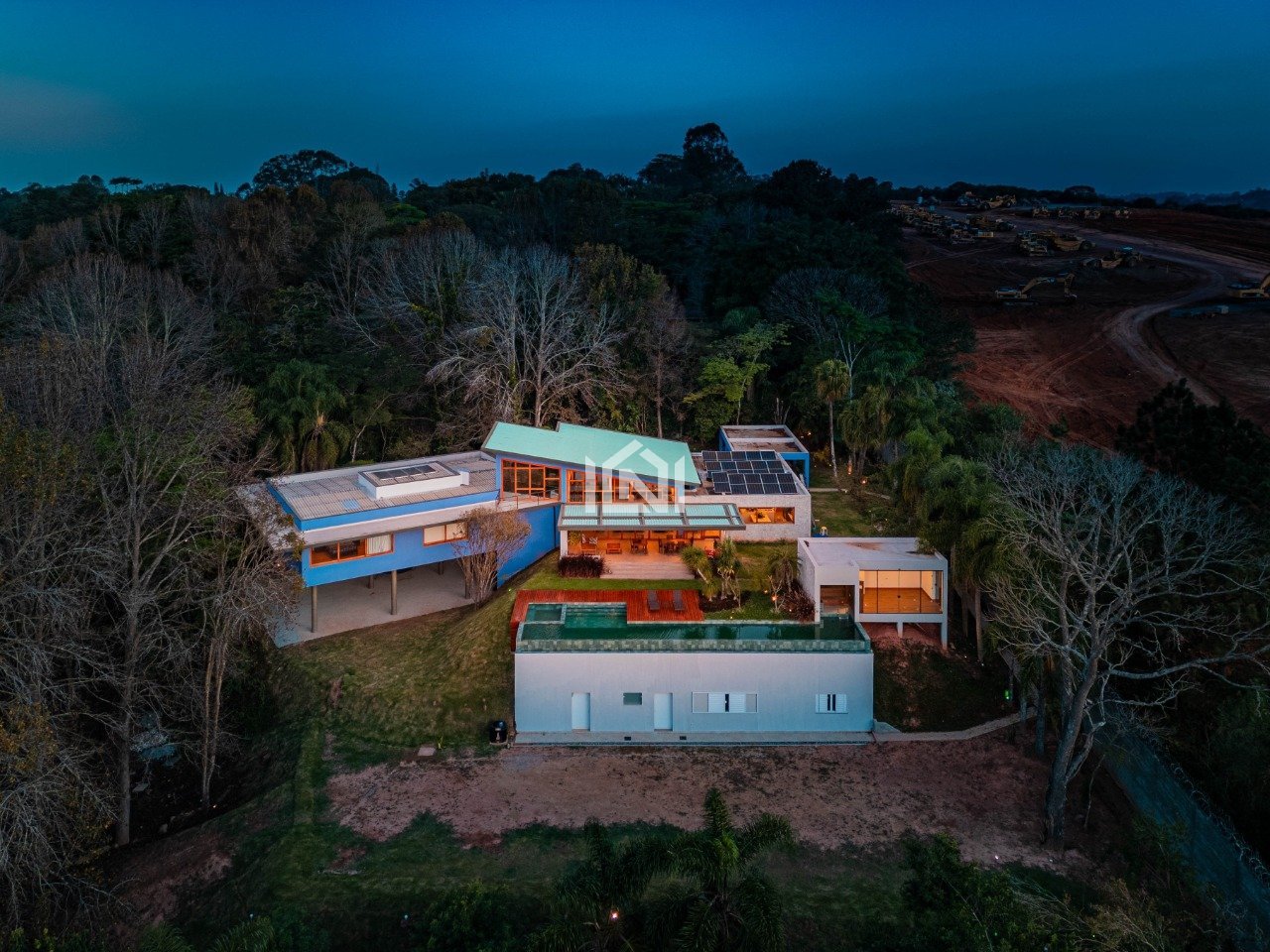 casa a venda no condominio silvino pereira vista aerea a noite