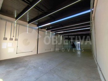 industrial em Avenida Vasconcelos Costa, Osvaldo Rezende - Uberlândia - MG