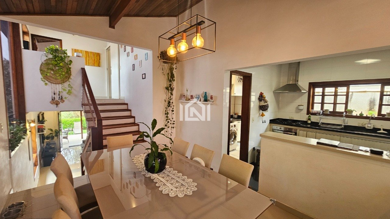 casa a venda no condominio terras de sao fernando - sala de jantar e cozinha