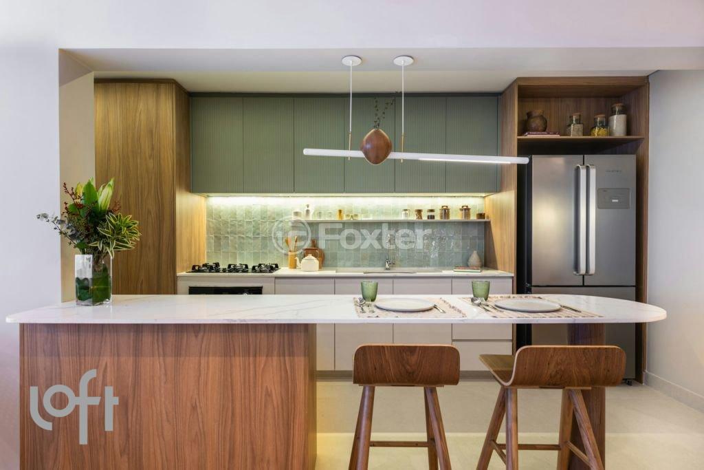 cozinha-moderna-com-ilha-central-e-bancadas-de-madeira-escura.jpeg