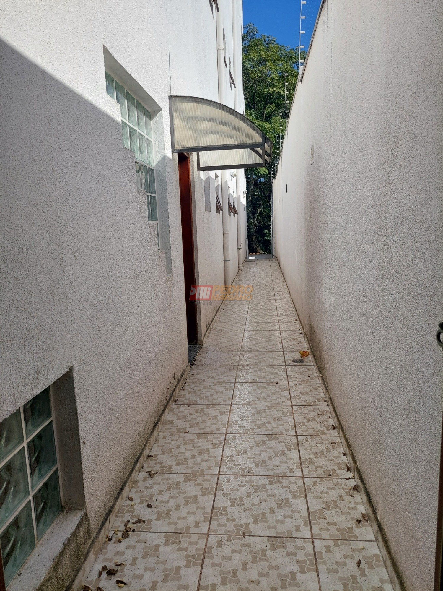 corredor lateral acessa pela sala e pela escada de entrada