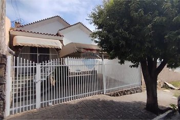 house em Rua Pedro de Toledo, Centro - Lins - SP