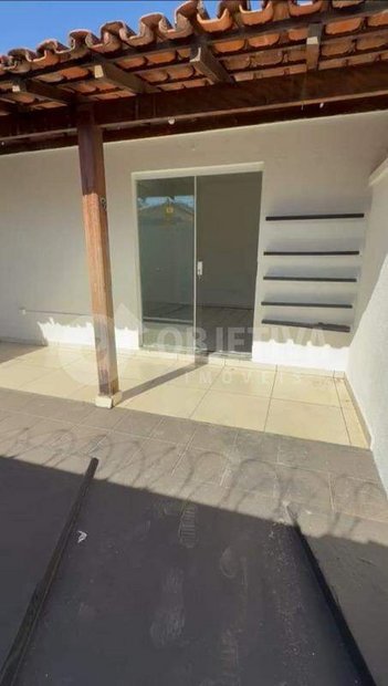 business em Rua Izaú Rangel de Mendonça, Santa Mônica - Uberlândia - MG