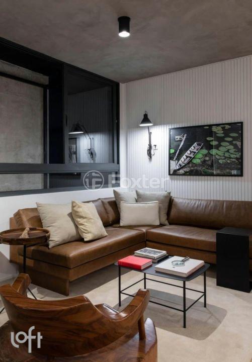sala-de-estar-moderna-com-sofa-de-couro-marrom-e-mesa-de-centro-de-metal.jpeg