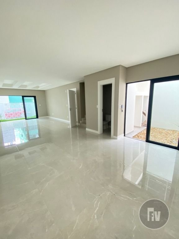 3 suítes, 220 m², fino acabamento com jacuzzi.  localização privilegiada, a poucos passos do mar.