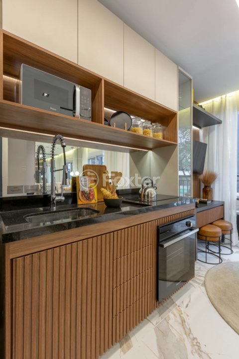 cozinha-moderna-com-armarios-de-madeira-escura-e-bancada-de-granito-preto.jpeg