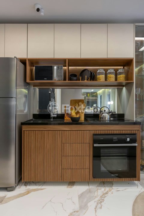 cozinha-moderna-com-armarios-de-madeira-escura-e-bancada-de-granito.jpeg