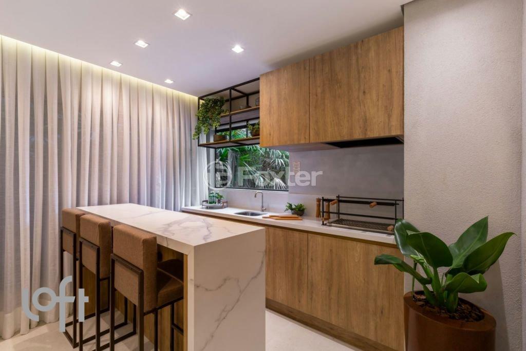 cozinha-moderna-com-ilha-e-bancadas-em-marmore-branco