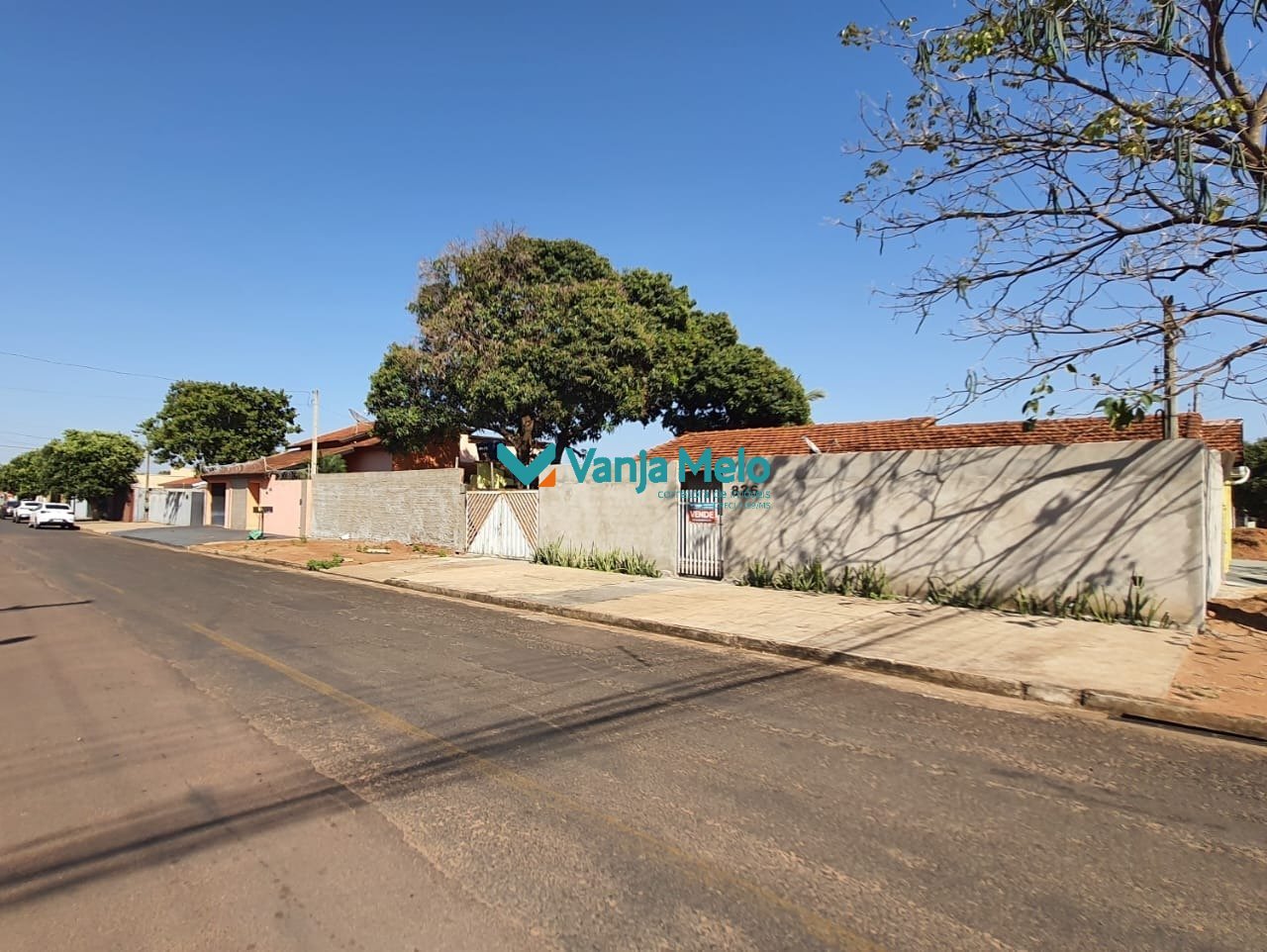 Esquina, com outro imovel contruido, 01 suite, sala, cozinha, lavanderia e quintal.