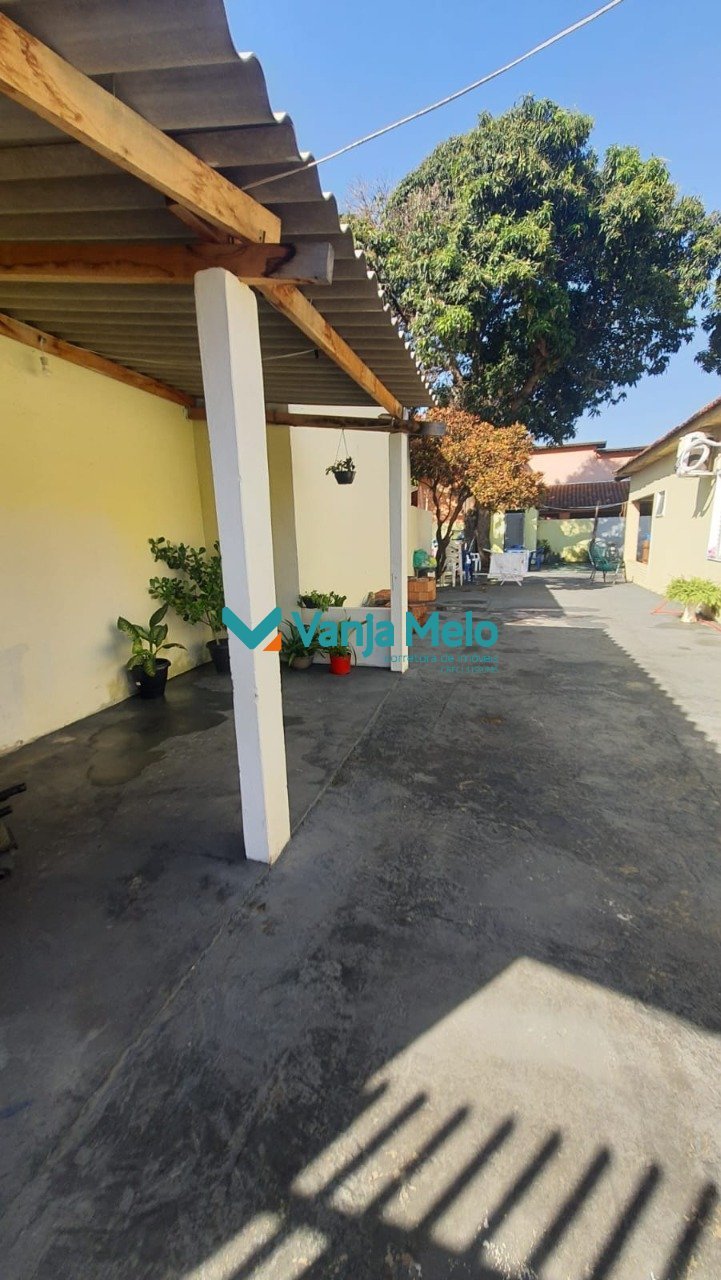 Imagem de quem entra no imovel, pela Rua João Filgueiras, terreno amplo.