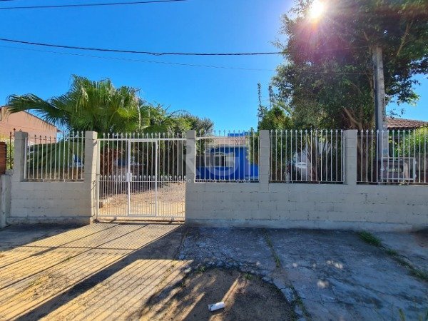 Muro e grade na frente