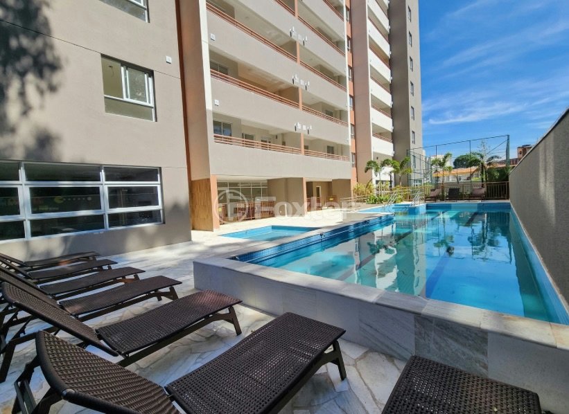 piscina-de-edificio-com-espreguicadeiras