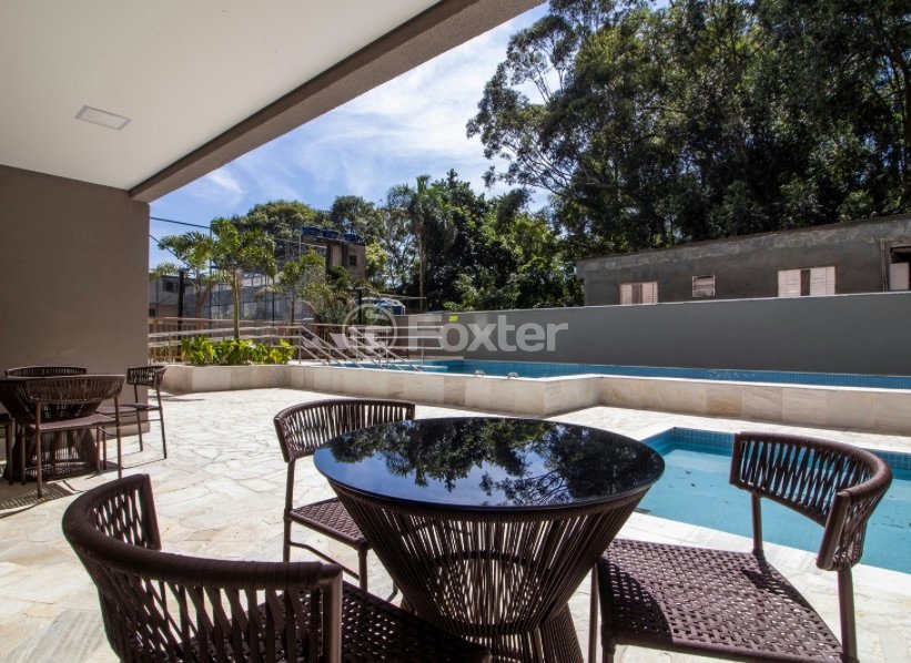 area-de-lazer-com-piscina-e-moveis-de-vime