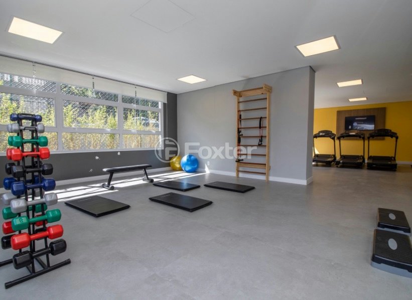 academia-equipada-com-halteres-e-aparelhos