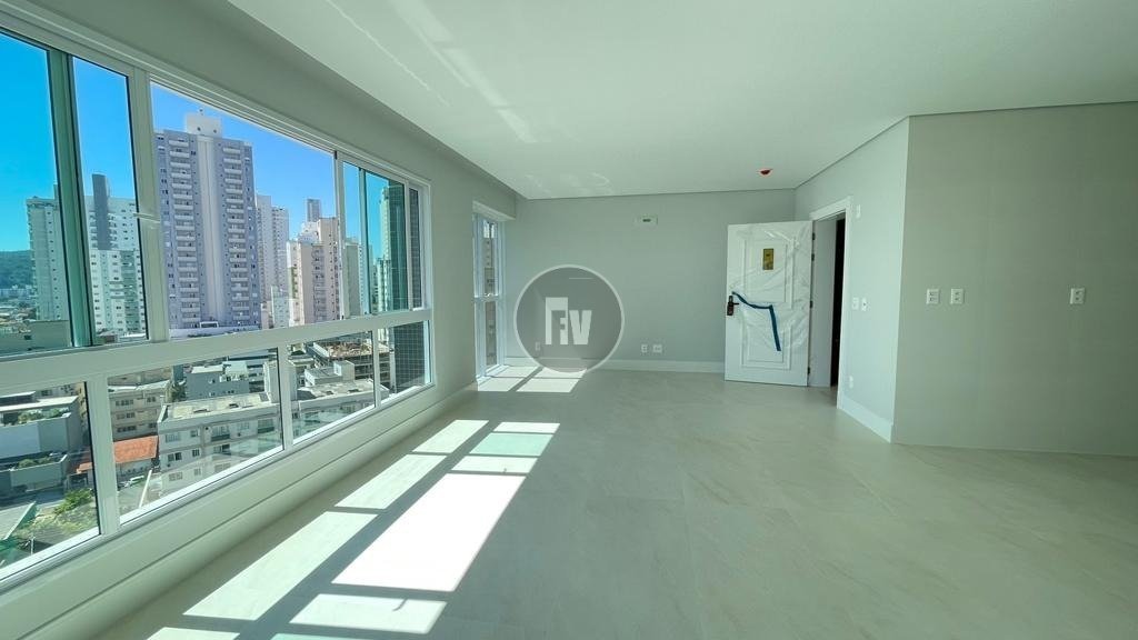 134 m² útil
4 banheiros
3 vagas
4 suítes
Andar alto, o apartamento oferece vista da cidade