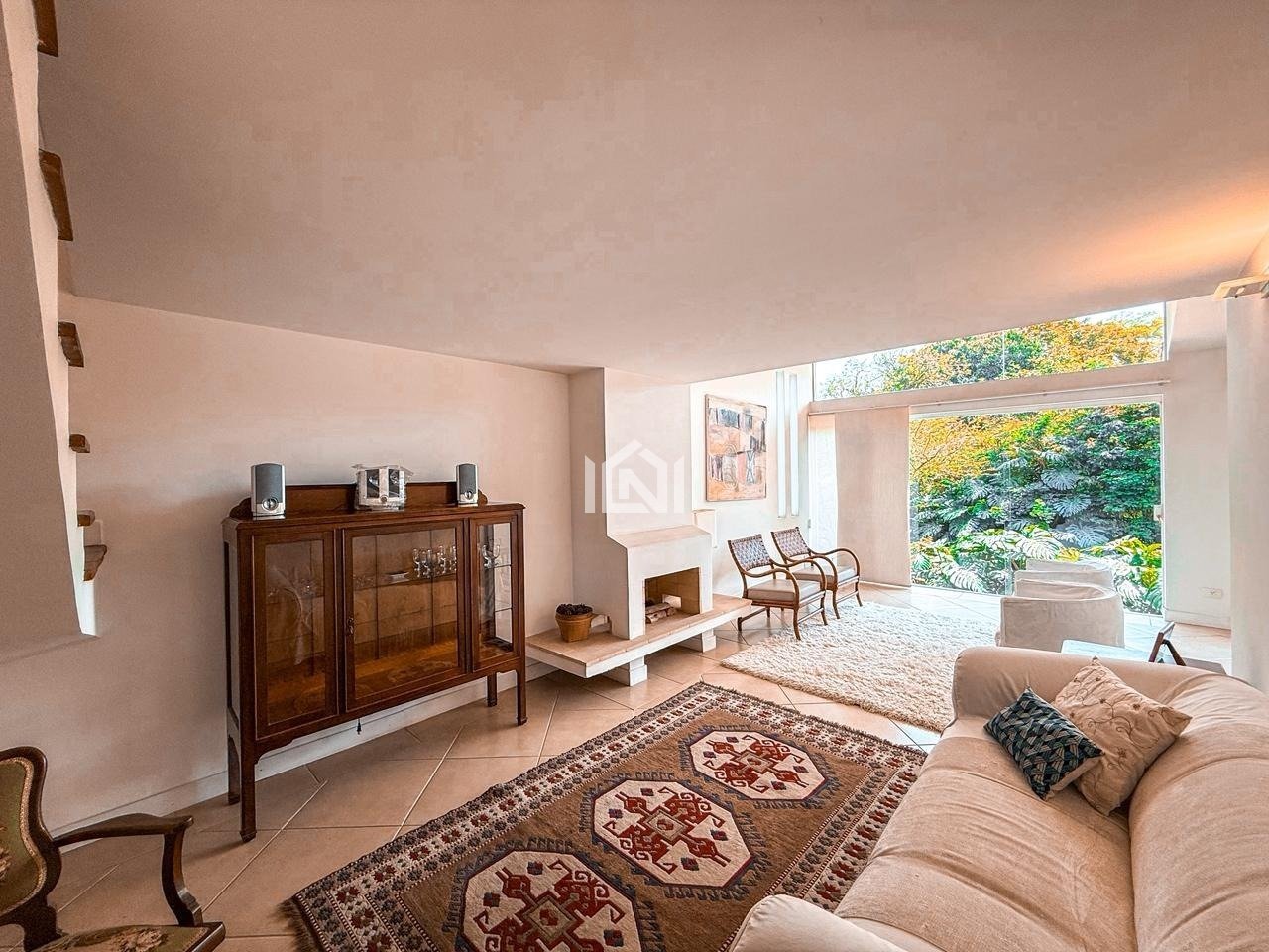 casa a venda no condominio jardim amanda - sala para 3 ambientes com lareira