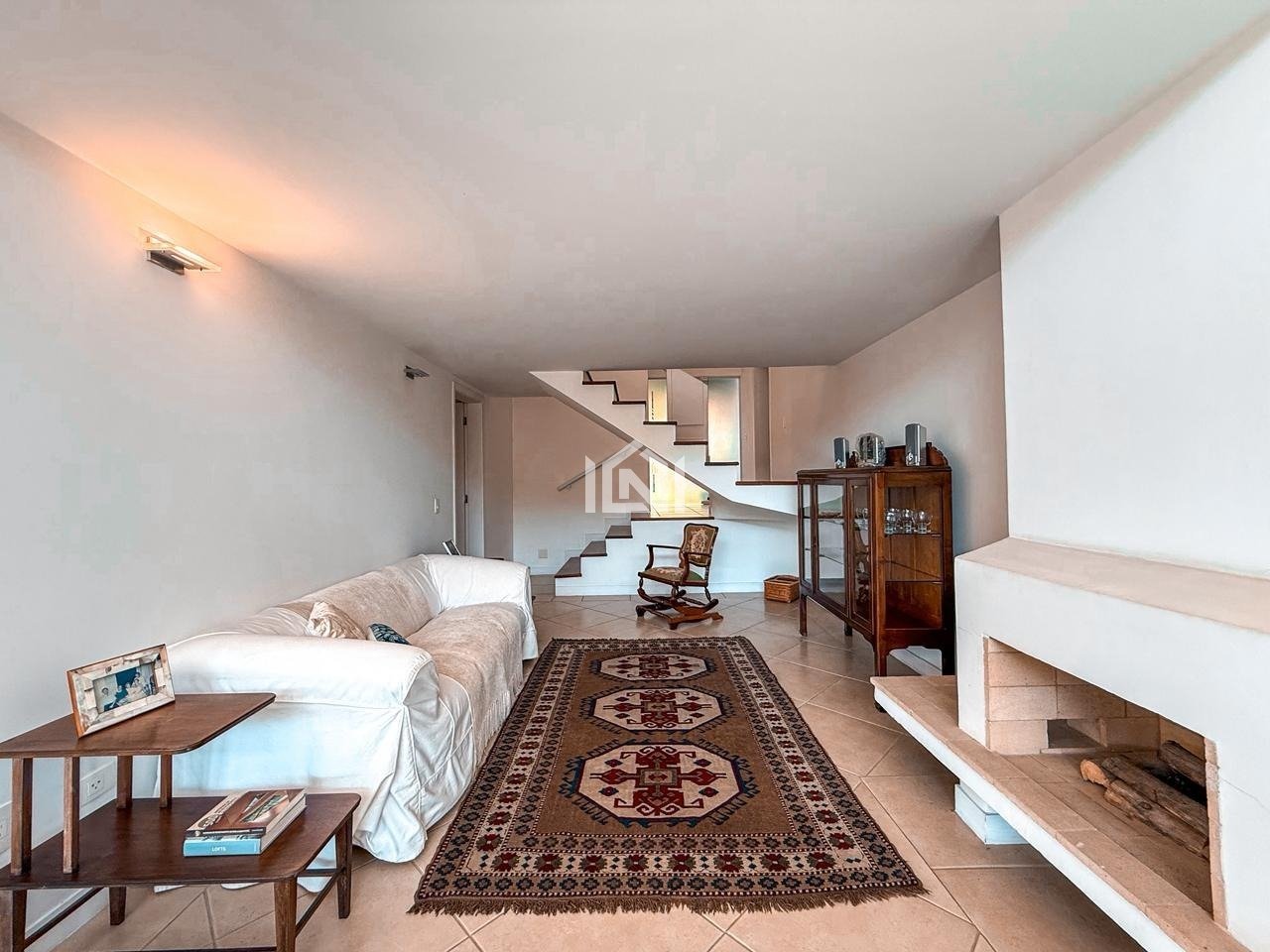 casa a venda no condominio jardim amanda - sala para 3 ambientes com lareira