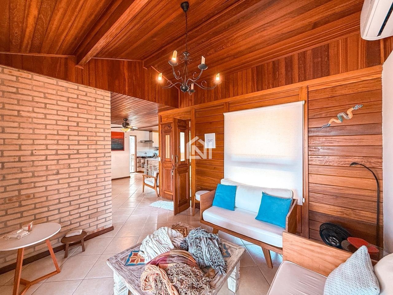 casa a venda no condominio terras do madeira - sala de estar