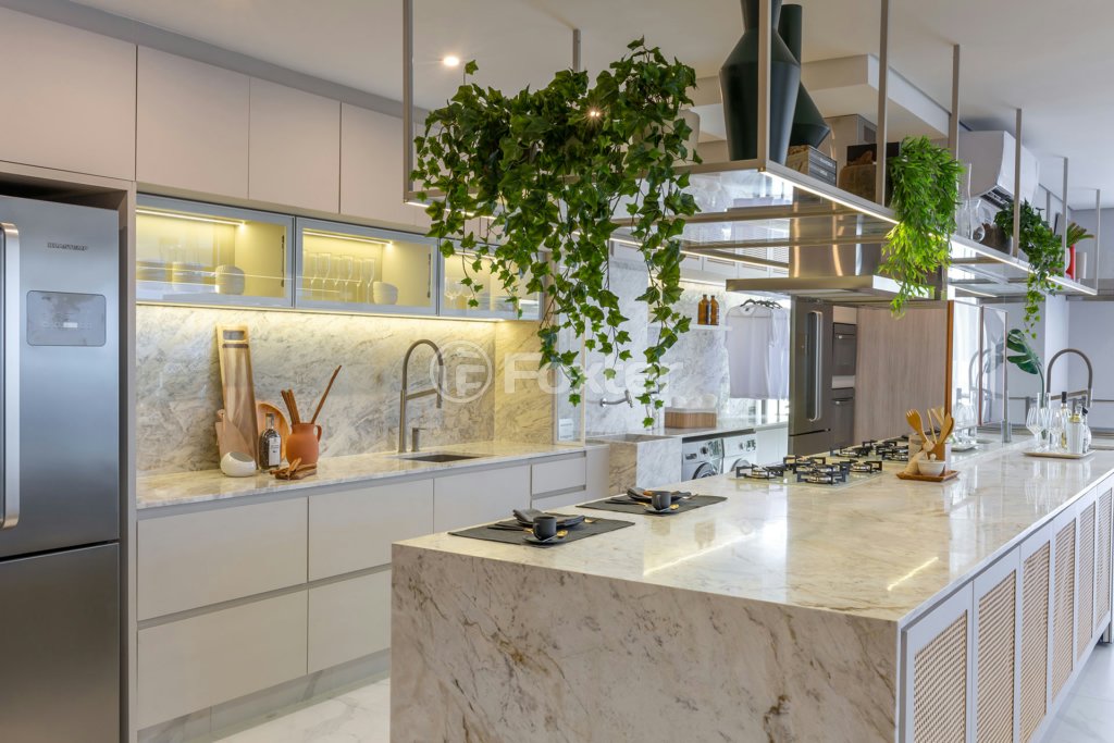 cozinha-moderna-com-ilha-central-e-armarios-de-madeira-escura