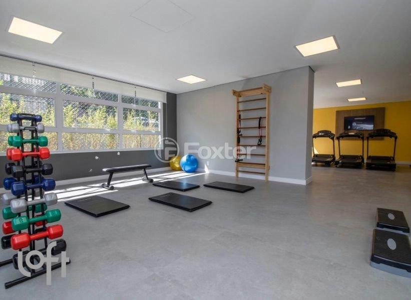 academia-equipada-com-halteres-e-aparelhos