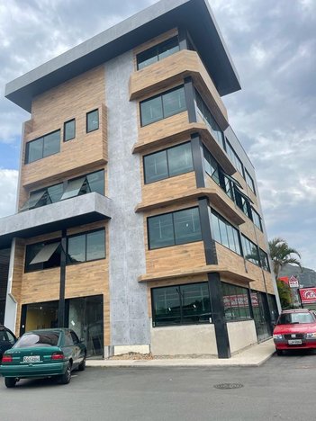 business em Estrada União e Indústria, Itaipava - Petrópolis - RJ