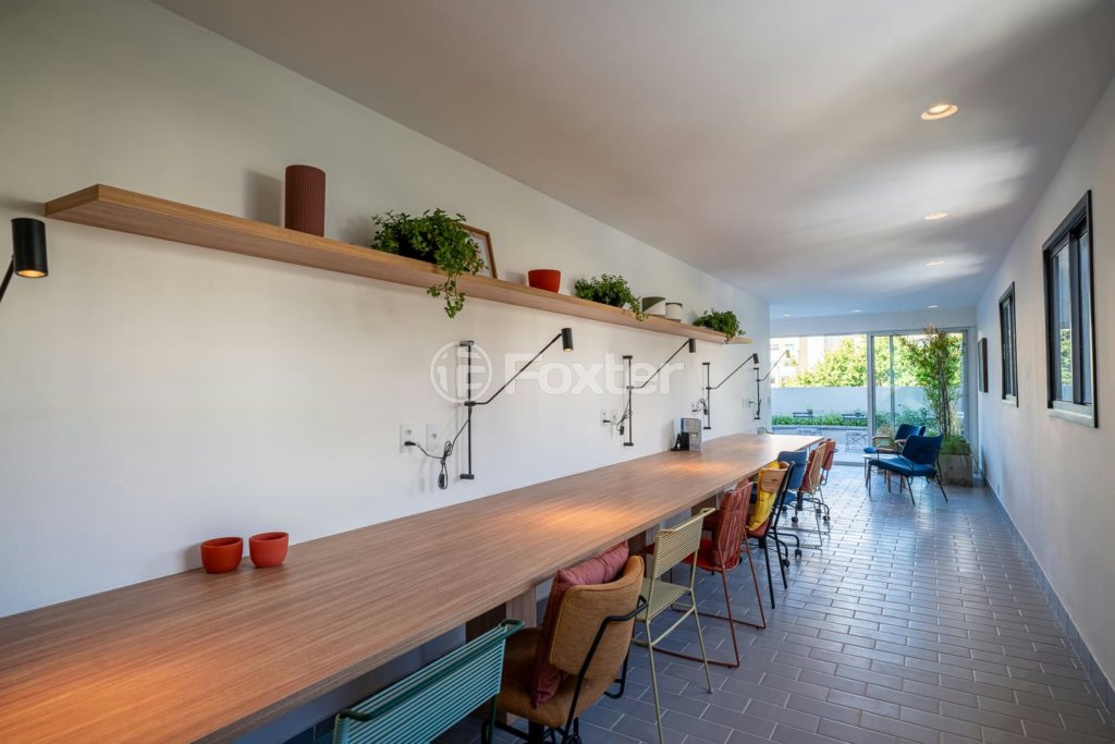 sala-de-estar-moderna-e-acessivel-com-mesa-de-trabalho.jpeg