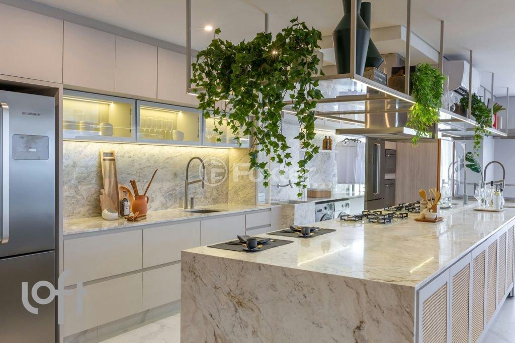 cozinha-moderna-com-ilha-central-e-armarios-de-madeira-escura
