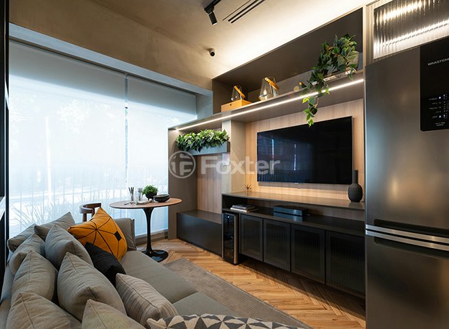 sala-de-estar-moderna-e-aconchegante-com-sofa-cinza-e-decoracao-clean.jpeg