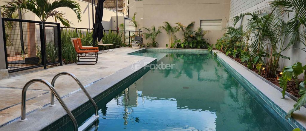 piscina-com-borda-infinita-e-deck-de-madeira