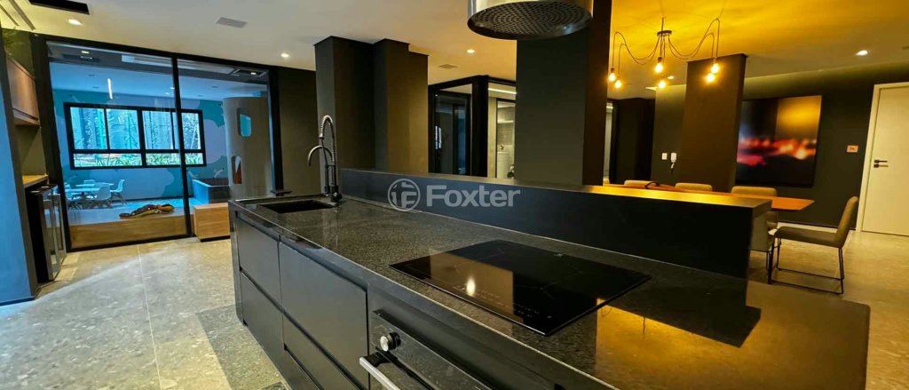 cozinha-moderna-com-ilha-central-e-cooktop-eletrico