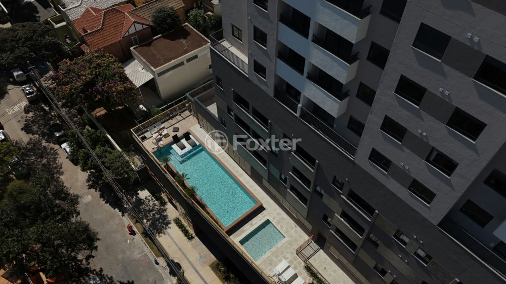 predio-de-luxo-com-piscina-e-area-verde