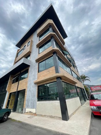 business em Estrada União e Indústria, Itaipava - Petrópolis - RJ