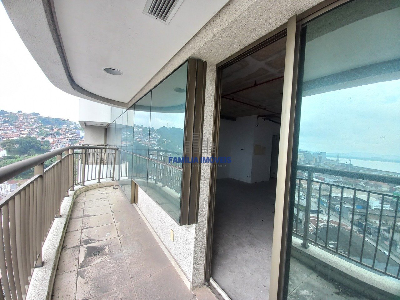 Sala comercial com varanda e vista livre