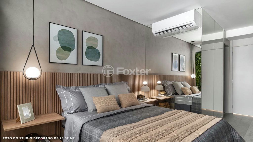 quarto-decorado-com-cama-de-casal-e-painel-de-madeira