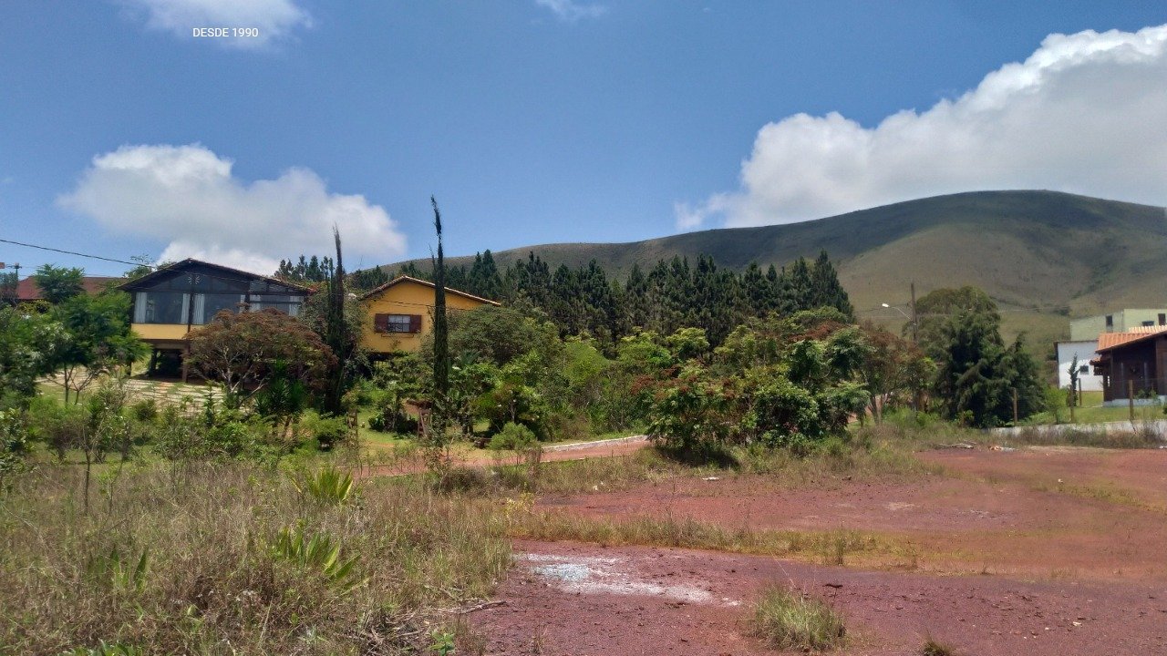 vista da frente do terreno para a serra