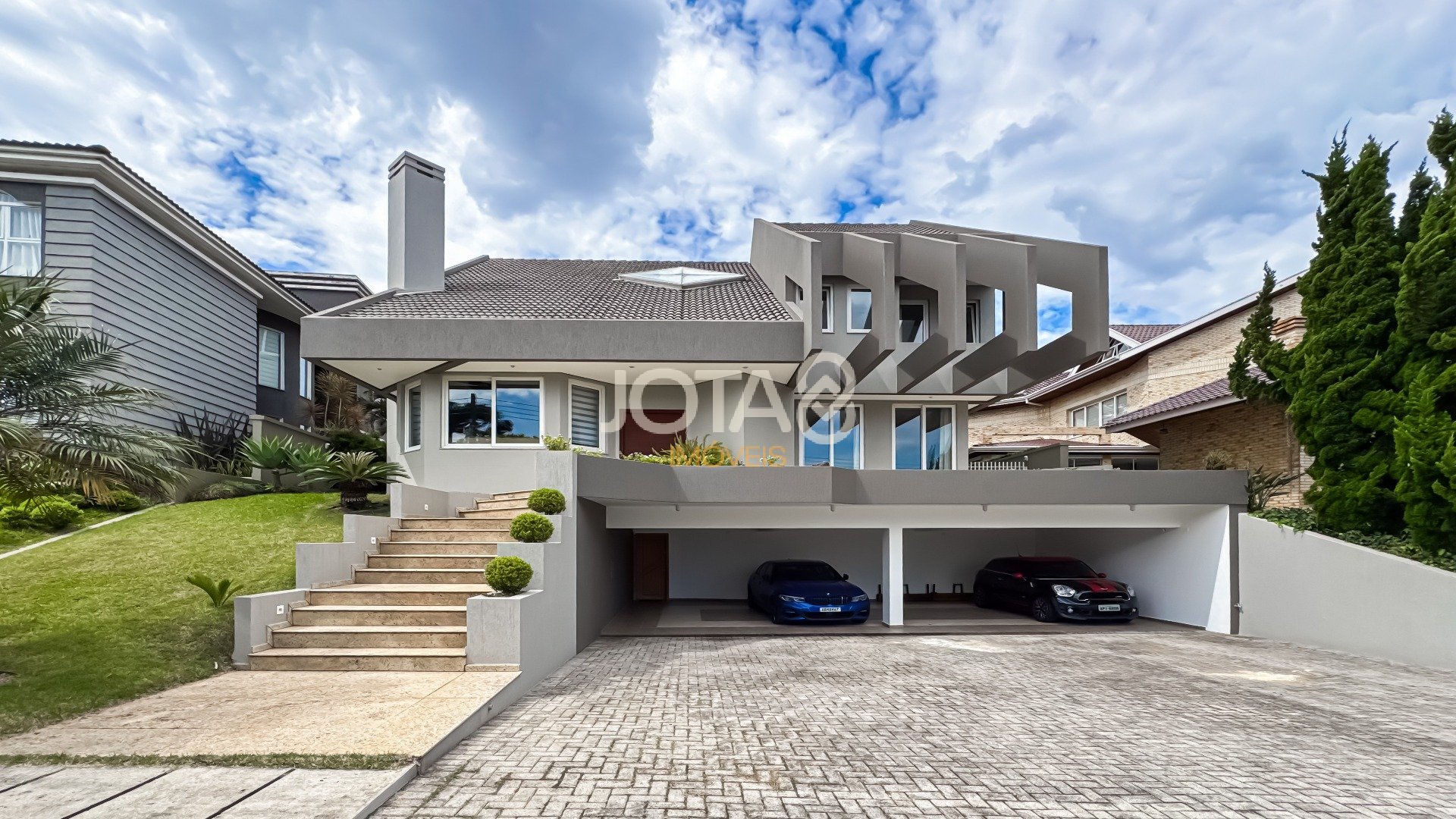 CASA EM CONDOMÍNIO COM 4 SUÍTES (1)