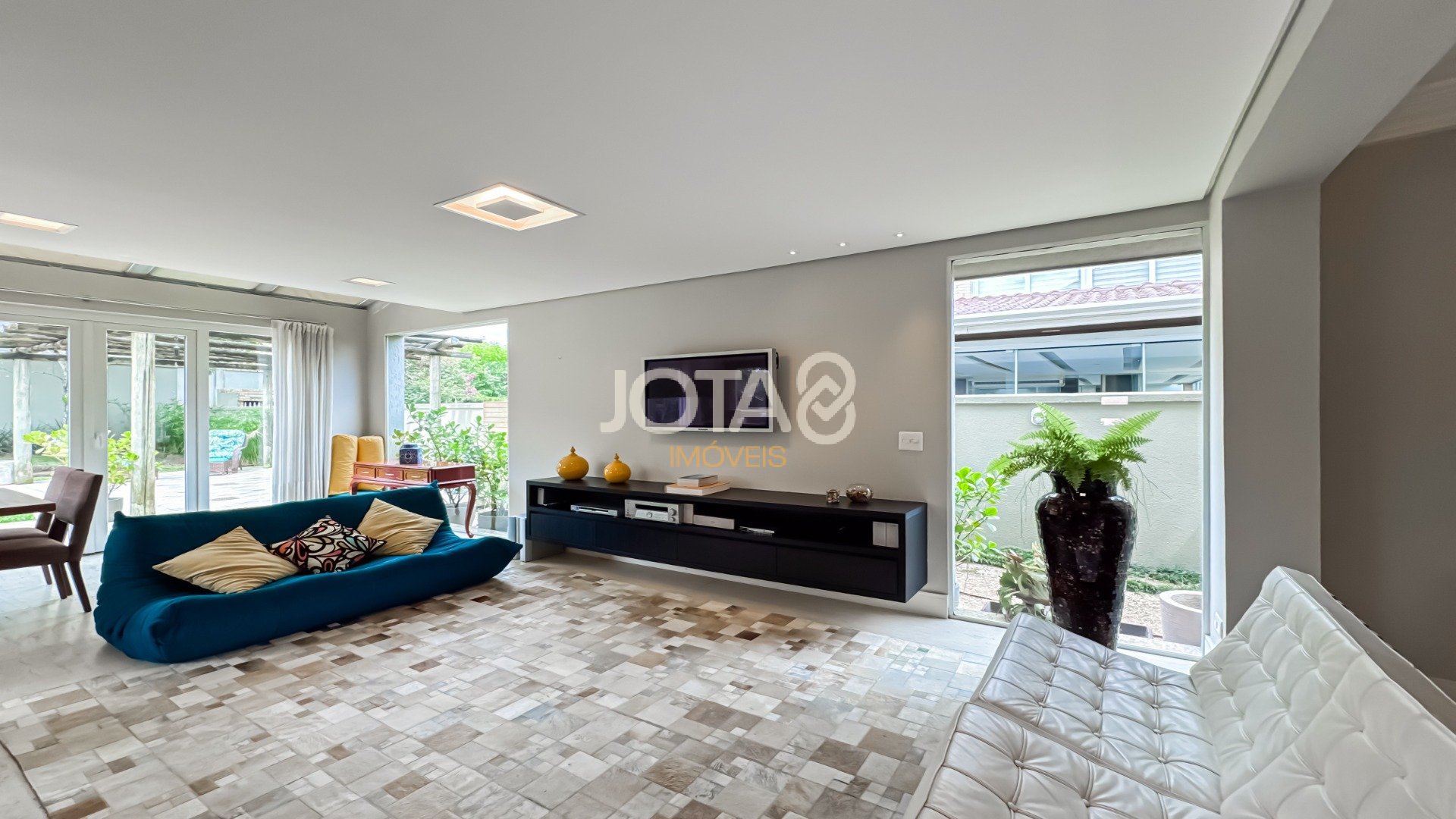 CASA EM CONDOMÍNIO COM 4 SUÍTES (31)