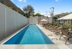piscina-com-deck-e-espreguicadeiras.jpeg