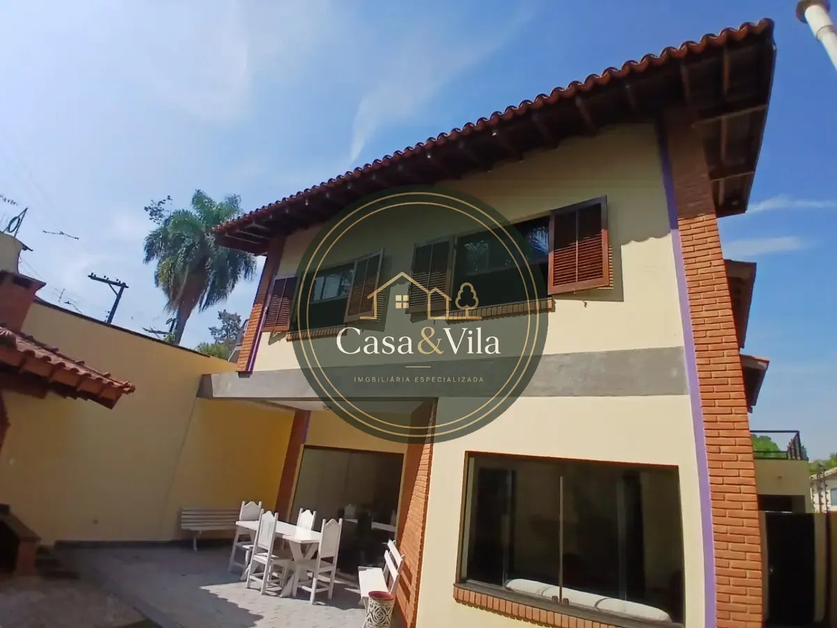 vista da casa pelo jardim