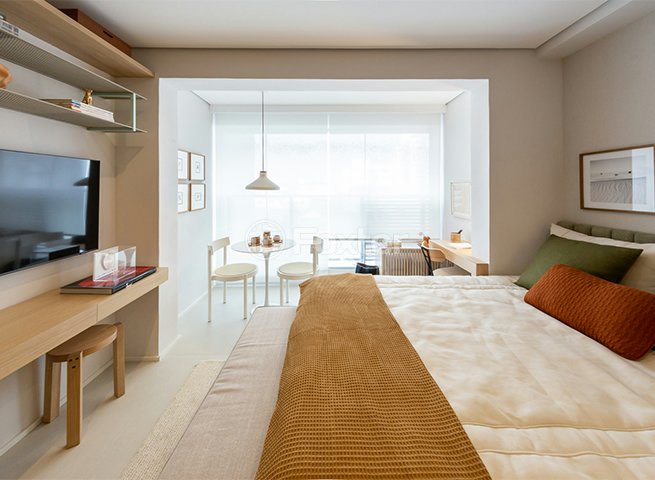 quarto-decorado-com-cama-de-casal-e-janela-grande.jpeg