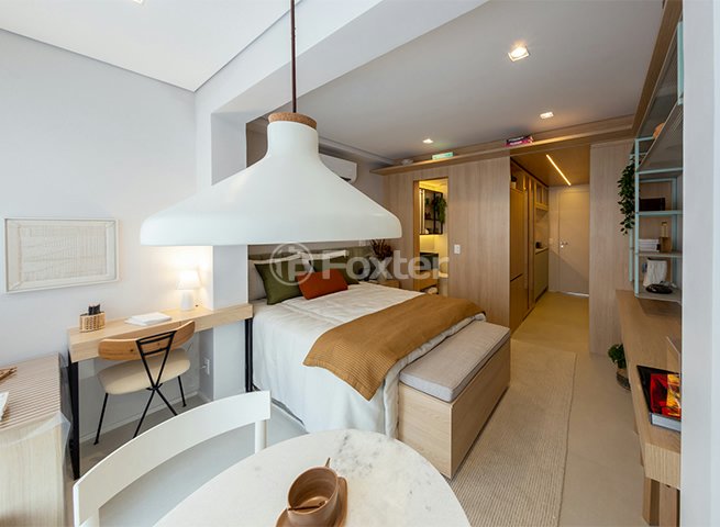 quarto-decorado-com-cama-de-casal-e-closet.jpeg