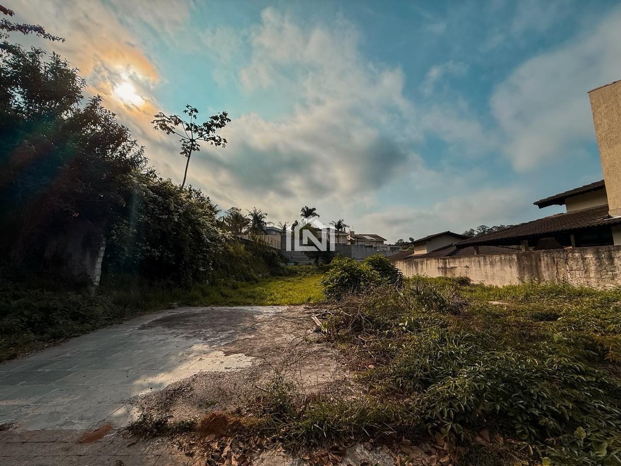 terreno a venda no condominio granja viana ii - vista de frente