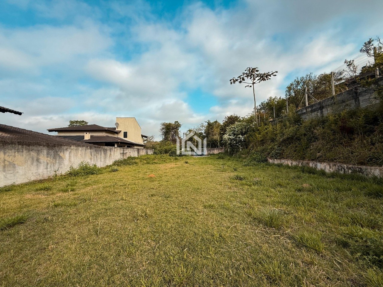 terreno a venda no condominio granja viana ii - vista dos fundos para frente