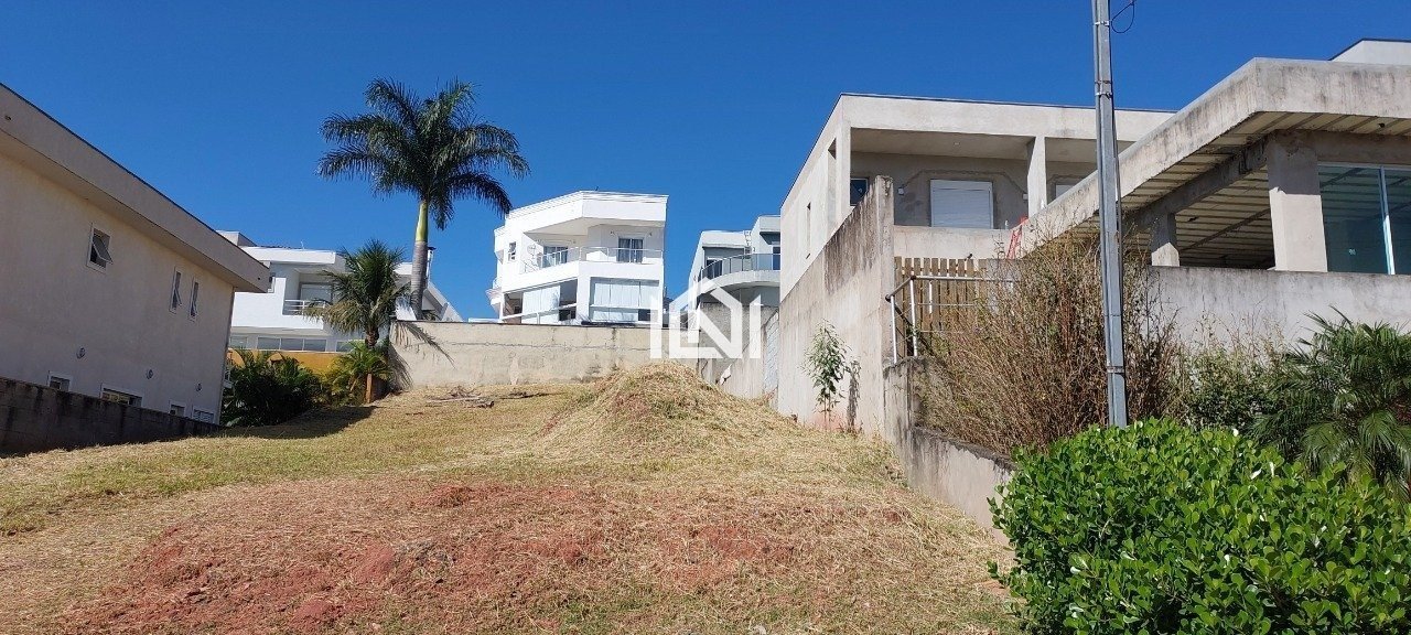 Terreno a venda no condominio Reserva Santa Maria frente