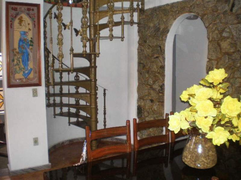 Uma das salas (andar inferior) e escada para quarto da suíte