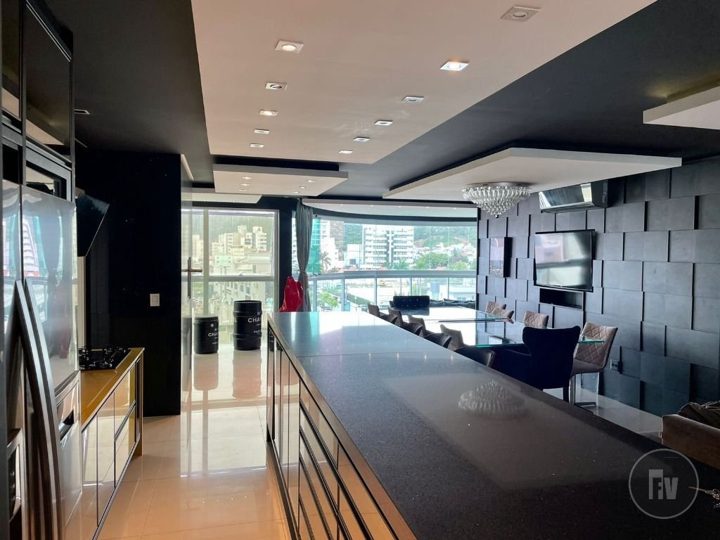 205 m² útil
4 banheiros
4 vagas
3 suítes
Mobiliado e decorado, oferece vista incrível para o mar