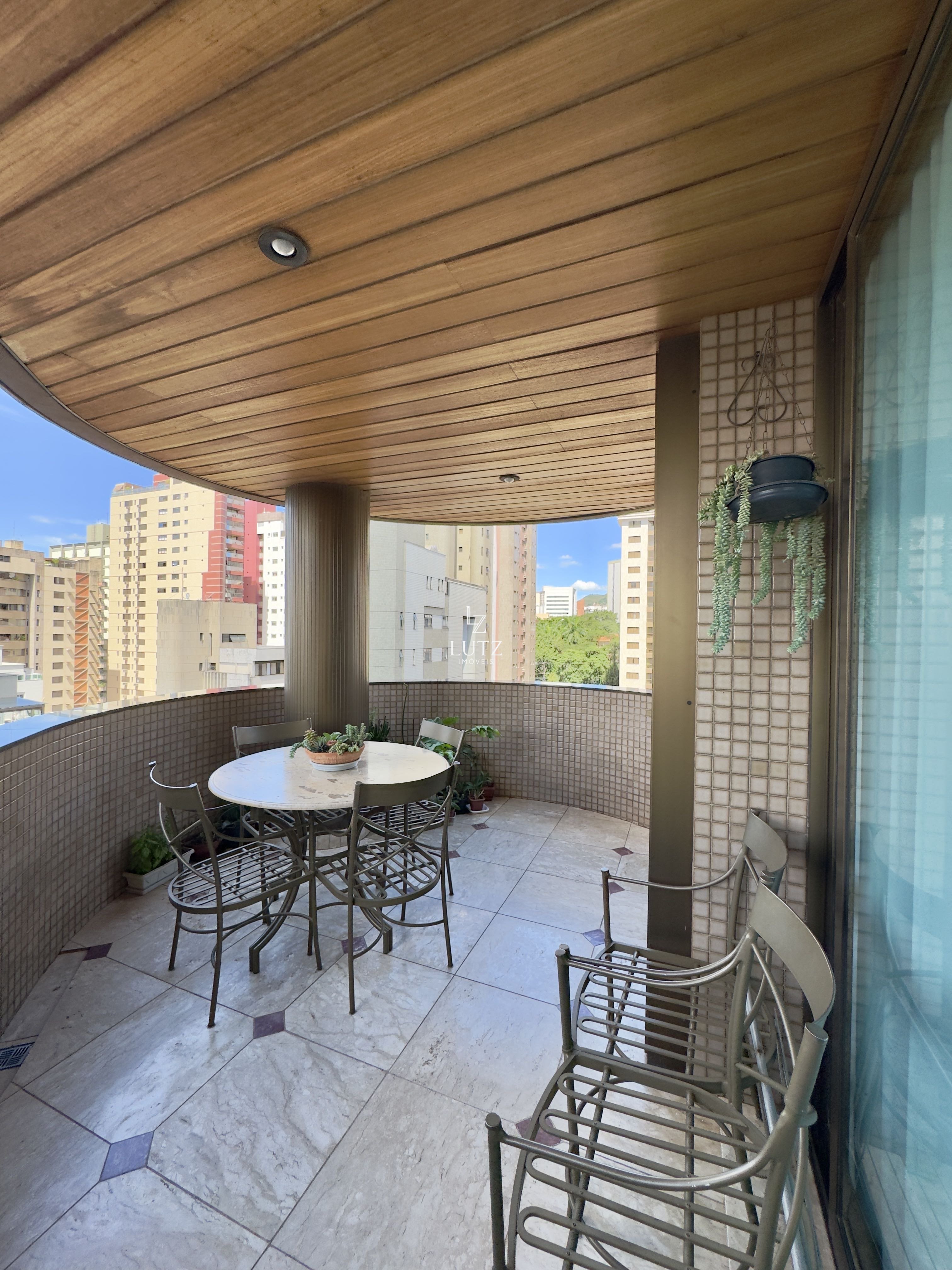 Apartamento com 4 quartos — Funcionários, Belo Horizonte