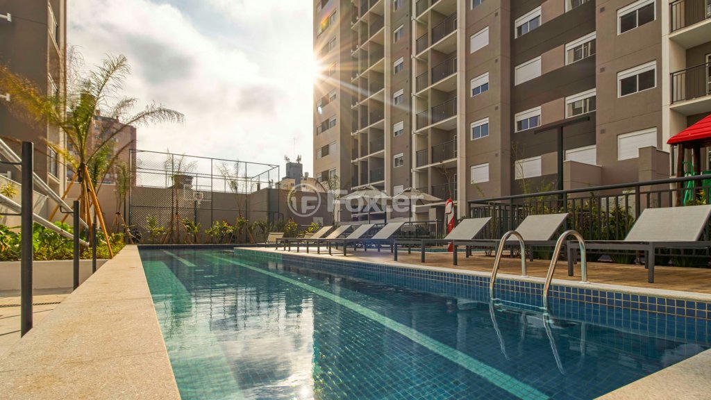 piscina-com-deck-de-madeira-e-vista-para-o-predio.jpeg
